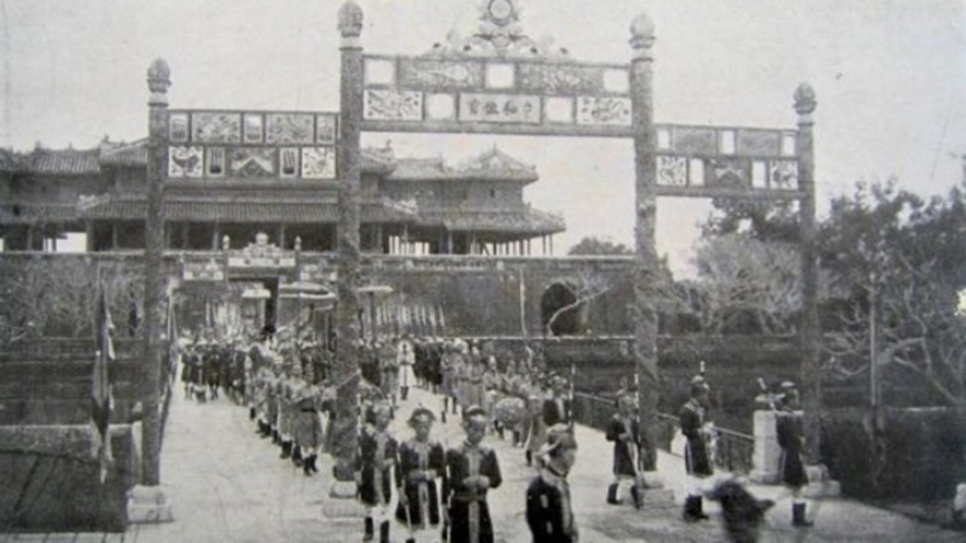 Temple of Literature displays photos of Tet during Nguyen Dynasty